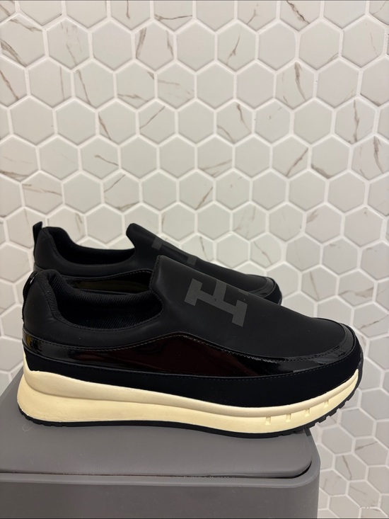 Black H Logo Slip-On Loafers Japan main image 6
